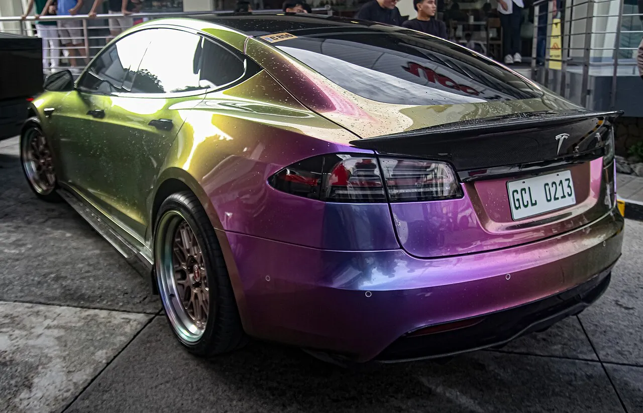 Tesla Model S Plaid glossy 02 — model reference, not inventory photo