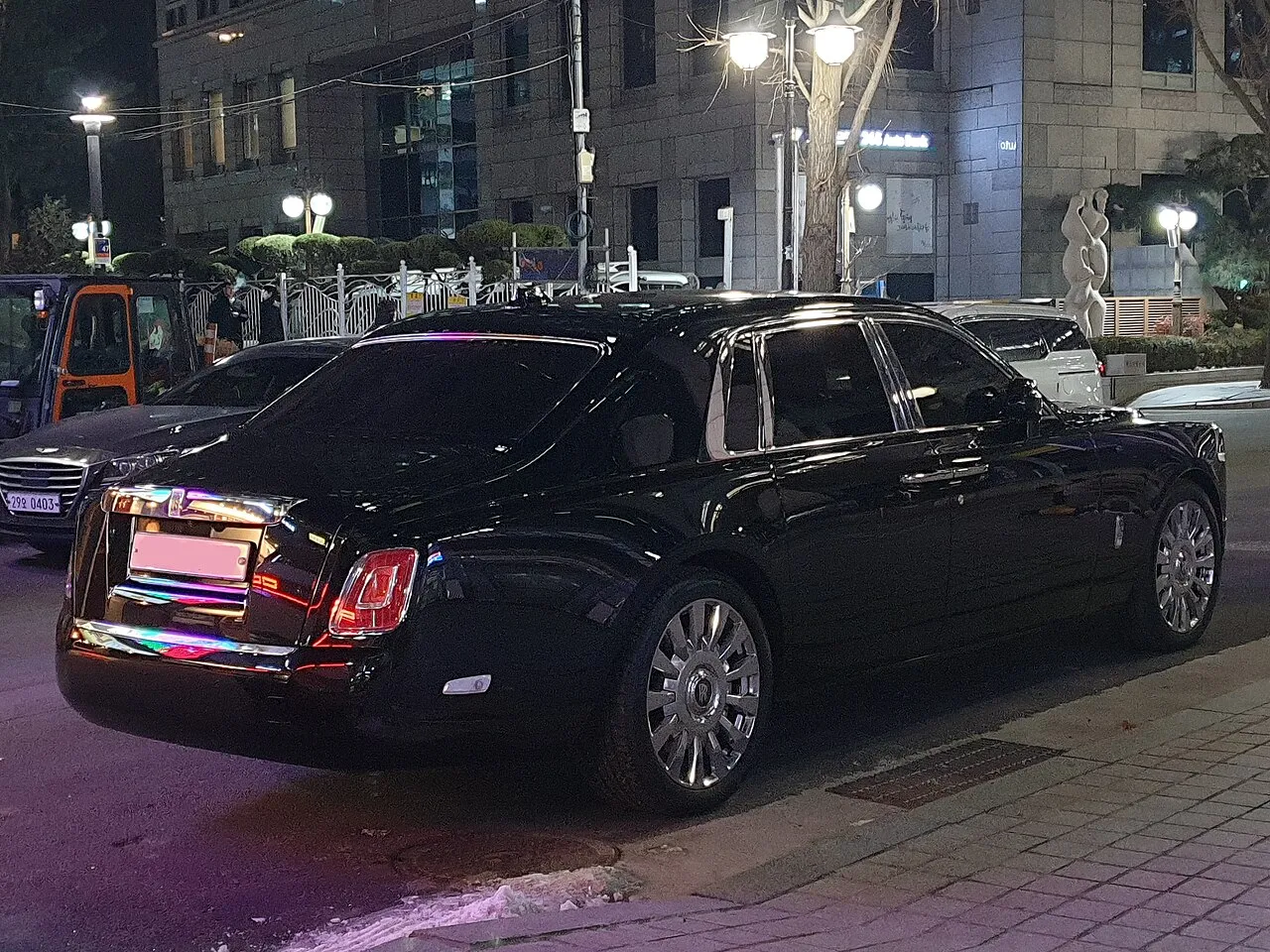 Rolls-Royce Phantom VIII Black (17) — model reference, not inventory photo